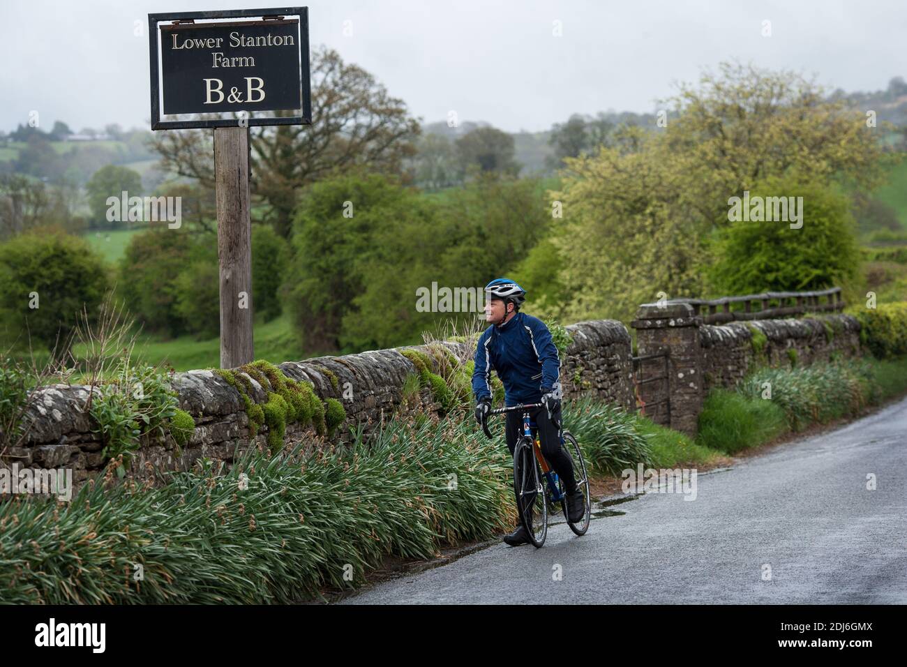 Tour in bici delle Black Mountains con Robert Penn (autore di IT's All About the Bike) nel Brecon Beacons National Park nel Monmouthshire, nel Galles del sud-est. Foto Stock
