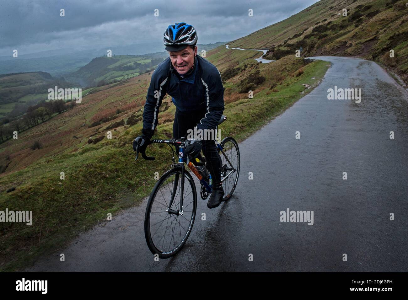 Tour in bici delle Black Mountains con Robert Penn (autore di IT's All About the Bike) nel Brecon Beacons National Park nel Monmouthshire, nel Galles del sud-est. Foto Stock