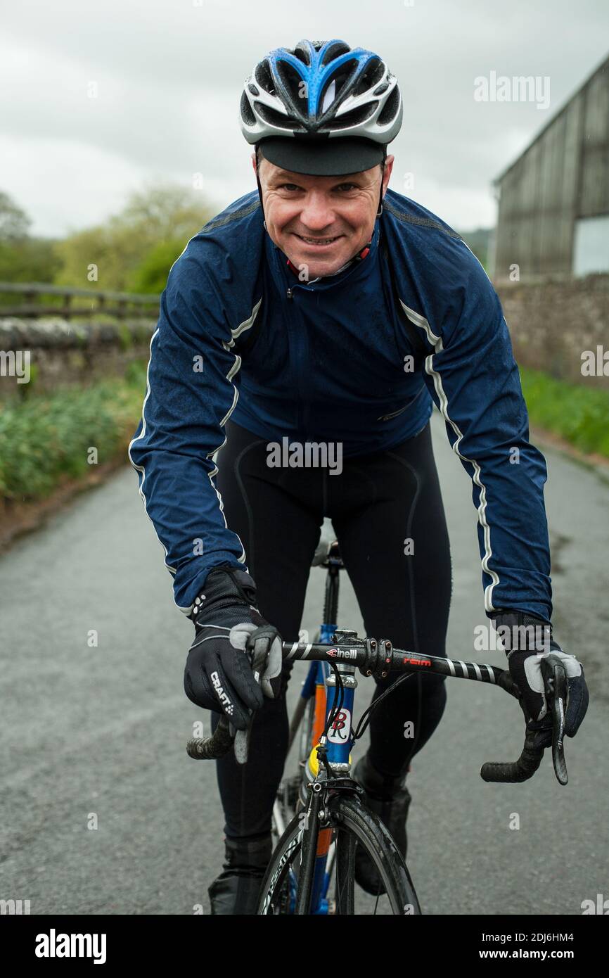 Tour in bici delle Black Mountains con Robert Penn (autore di IT's All About the Bike) nel Brecon Beacons National Park nel Monmouthshire, nel Galles del sud-est. Foto Stock