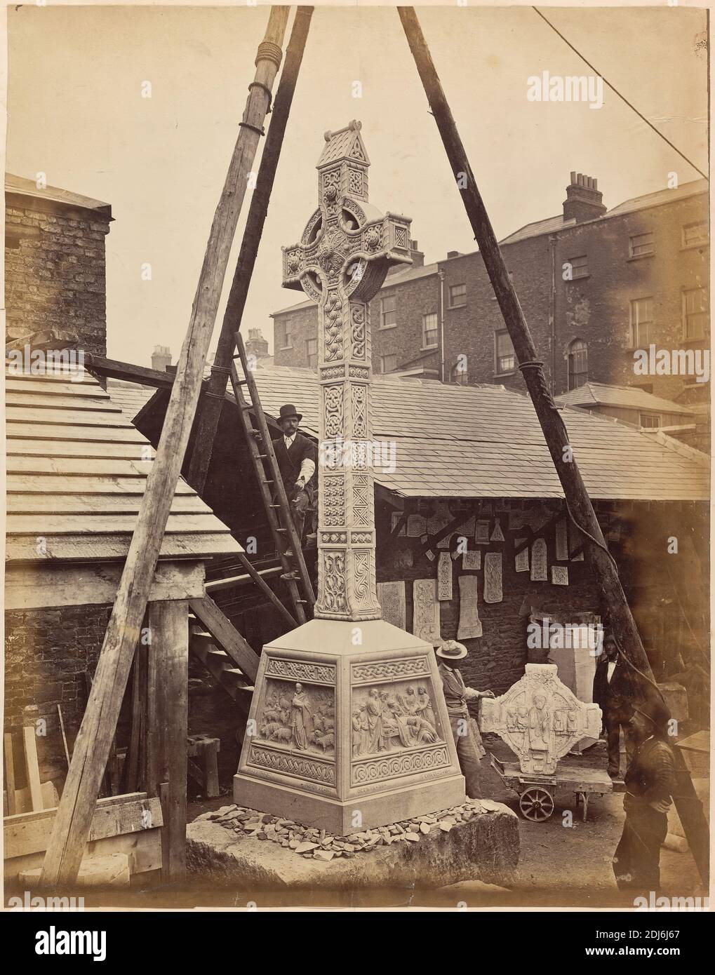 Stonemasons, County Durham, Inghilterra con Memorial Cross eretto nella chiesa di Burnmoor, artista sconosciuto, XIX secolo, prima del 1868, stampa albumen da collodio umido negativo su carta sottile, liscia, crema di wove, foglio: 14 1/4 × 11 1/8 pollici (36.2 × 28.3 cm) e Monte: 16 1/4 × 12 1/8 pollici (41.3 × 30.8 cm), soggetto architettonico, soggetto di genere, memoriale, scultura in pietra, pietra, pietra, Bournmoor, Durham, Inghilterra, Lambton Memorial Cross, Regno Unito Foto Stock Stonemasons, County Durham, Inghilterra con Memorial Cross eretto nella chiesa di Burnmoor, artista sconosciuto, XIX secolo, prima del 1868, stampa albumen da collodio umido negativo su carta sottile, liscia, crema di wove, foglio: 14 1/4 × 11 1/8 pollici (36.2 × 28.3 cm) e Monte: 16 1/4 × 12 1/8 pollici (41.3 × 30.8 cm), soggetto architettonico, soggetto di genere, memoriale, scultura in pietra, pietra, pietra, Bournmoor, Durham, Inghilterra, Lambton Memorial Cross, Regno Unito Foto Stock