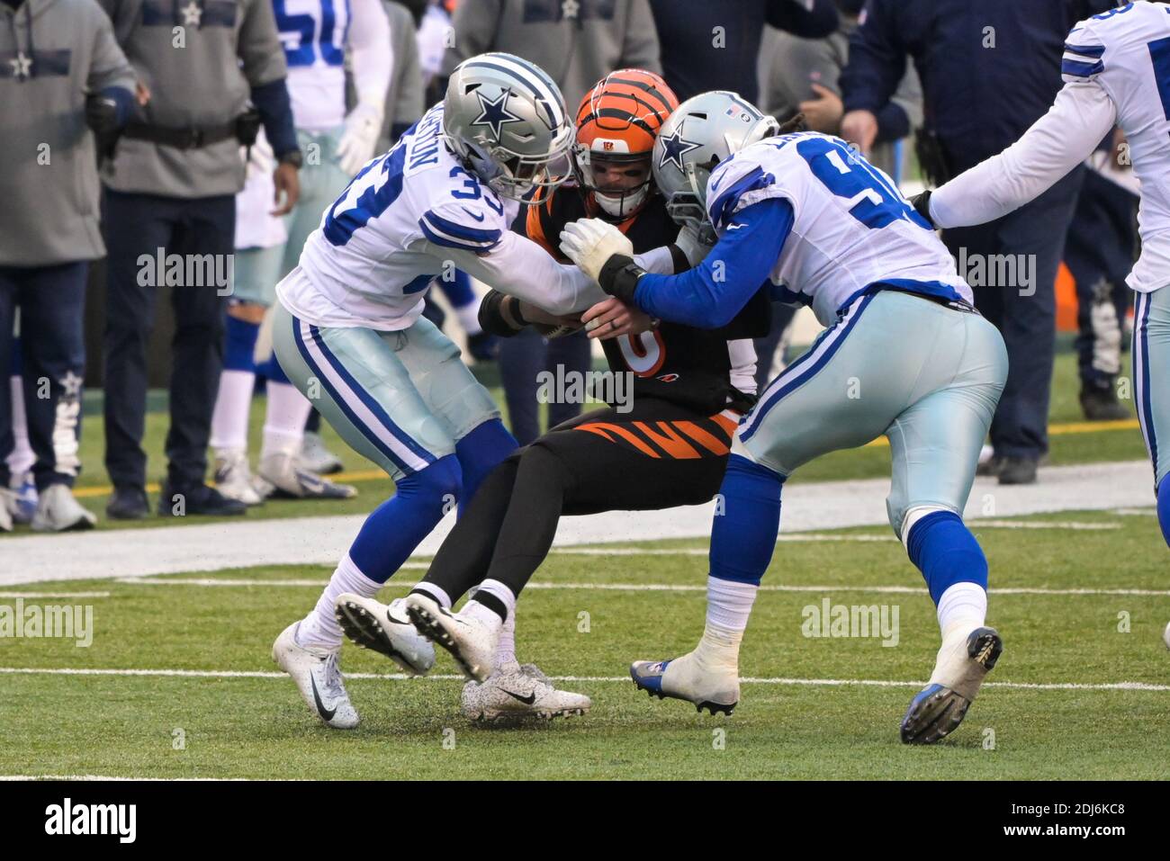 Cincinnati, OH, Stati Uniti. 13 Dicembre 2020. Deante Burton n. 33 e il DedMarcus Lawrence n. 90 affrontano il quarto dei Cincinnati Bengals Brandon Allen n. 8 durante la partita di football della NFL tra i Dallas Cowboys e i Cincinnati Bengals al Paul Brown Stadium il 13 dicembre 2020 a Cincinnati, OH. Adam Lacy/CSM/Alamy Live News Foto Stock