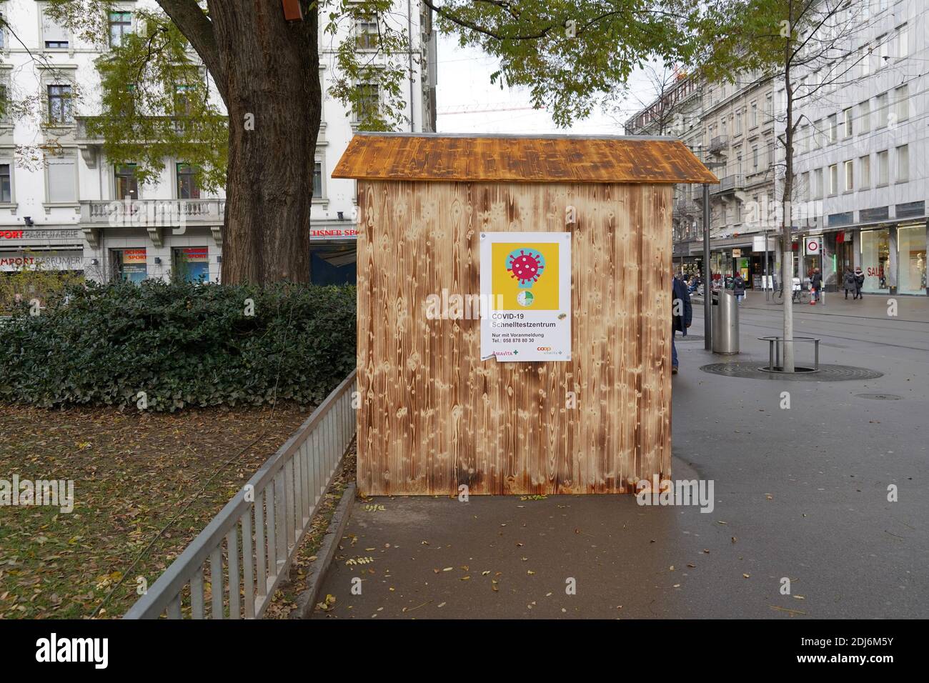 Covid-19 e coronavirus centro di test rapido in centro in una cabina di legno. È richiesto un appuntamento programmato in anticipo. Foto Stock