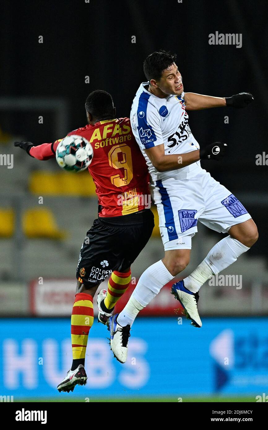 William Togui di Mechelen e Alexis Gamboa di Waasland-Beveren combattono per la palla durante una partita di calcio tra KV Mechelen e Waasland-Beveren, Sunda Foto Stock