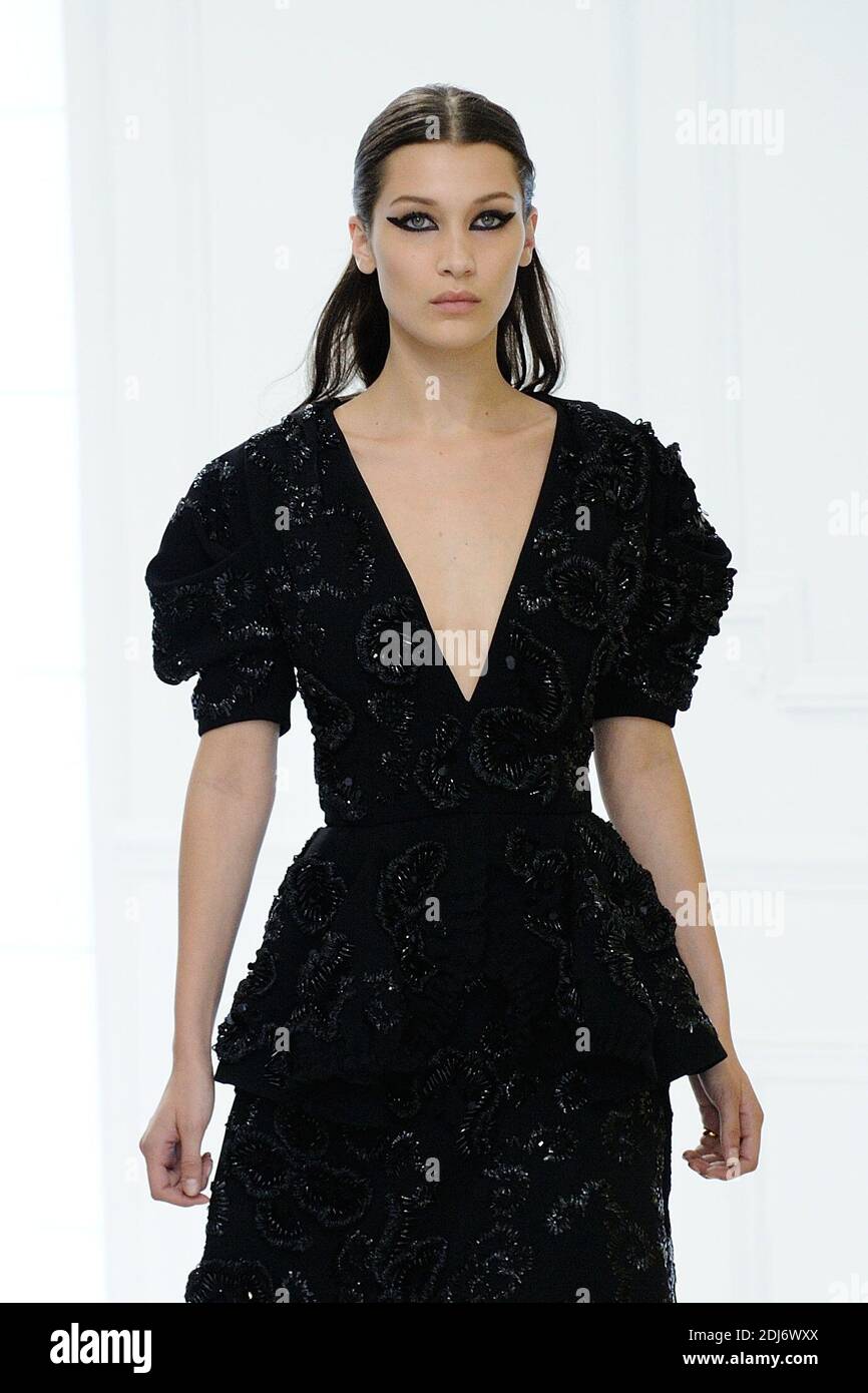 Bella Hadid cammina sulla pista durante la mostra Christian Dior Haute Couture Autunno - Inverno 2016/2017 come parte della settimana della Moda di Parigi il 04 luglio 2016 a Parigi, Francia. Foto di Aurore Marechal/ABACAPRESS.COM Foto Stock