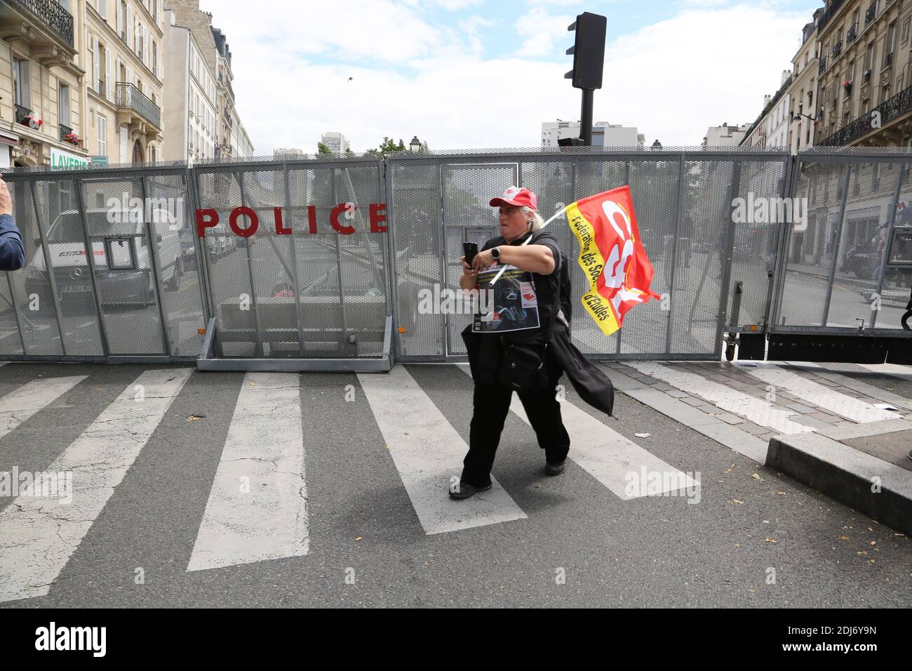 Una dimostrazione contro le controverse riforme del lavoro, il 5 luglio 2016 a Parigi. I sindacati hanno invocato scioperi e marce ripetute in opposizione alla legge, che cerca di abbattere l'intrattabile tasso di disoccupazione francese del 10 per cento rendendo più facile assumere e licenziare lavoratori. Foto di Somer / ABACAPRESS Foto Stock