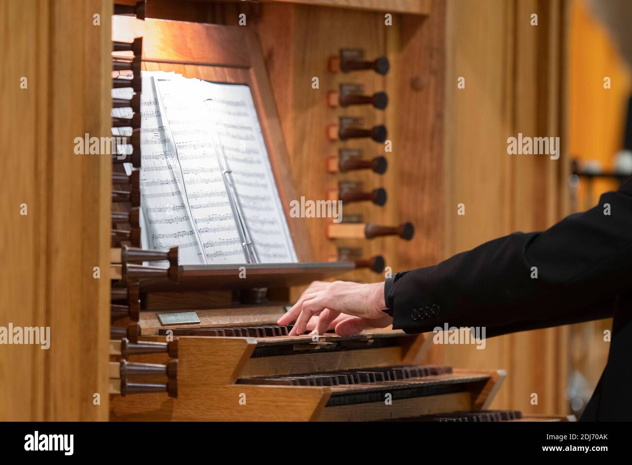 13 2020 dicembre, Austin TX USA: L'organista della Chiesa luterana di Saint Martin nel centro di Austin si esibisce durante un servizio virtuale trasmesso in diretta su YouTube e Facebook a centinaia di parrocchiani la terza domenica di Avvento. I servizi sono stati tenuti praticamente per mesi a causa della pandemia di coronavirus. ©Bob Daemmrich Foto Stock