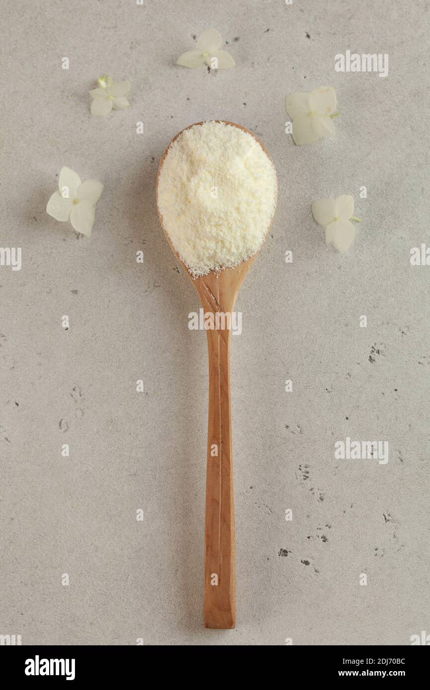 Collagene sotto forma di polvere bianca su un cucchiaio di legno. Cura  della pelle, ringiovanimento Foto stock - Alamy