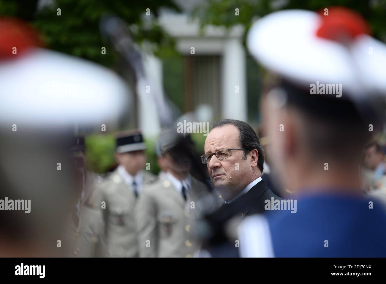 Il presidente francese Francois Hollande arriva per una cerimonia di consegna dei diplomi a laureati in servizio militare volontario presso il Centre du Service Militaire Volontaire (CSMV) di Bretigny-sur-Orge, vicino a Parigi, Francia, il 5 luglio 2016. Foto di Stephane de Sakutin/piscina/ABACAPRESS.COM Foto Stock