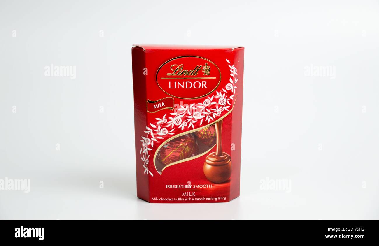 Lindt Lindor latte cioccolato scatola su fondo bianco Foto Stock