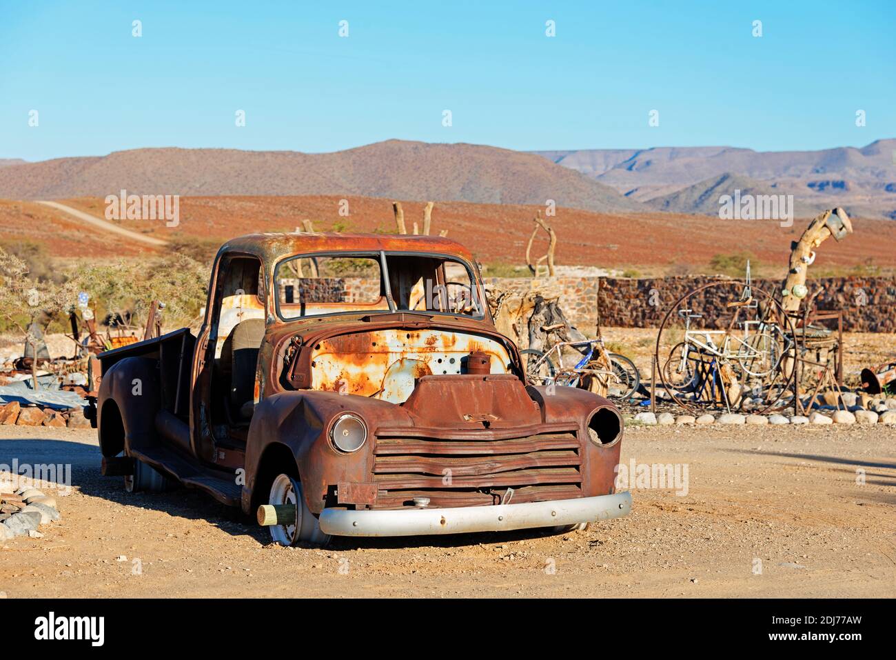 Oldtimer, Autowrack auf dem Gelaende vom Tsauchab River Camp, Namibia Foto Stock