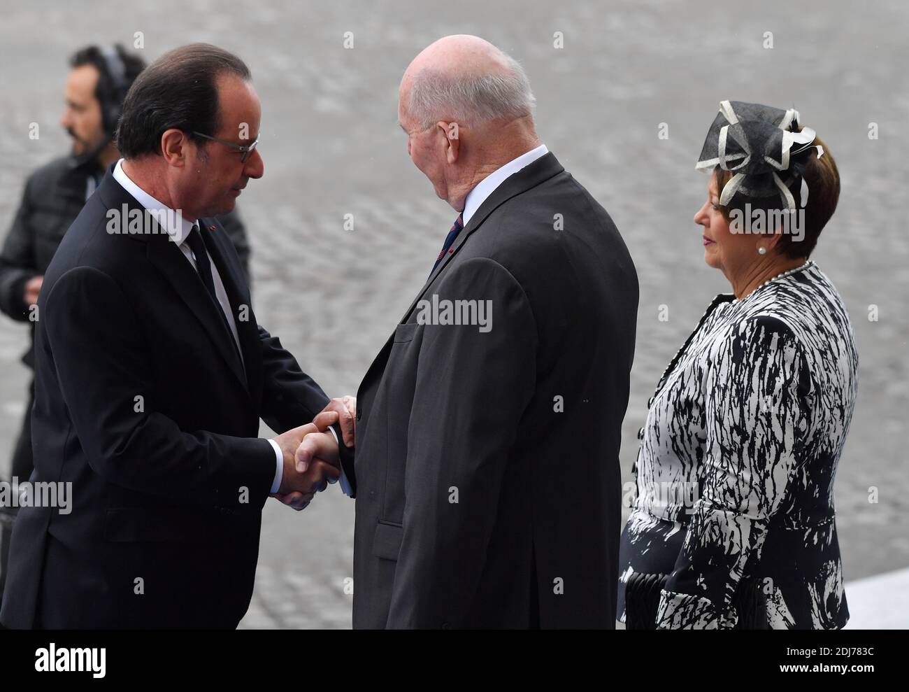 Il presidente francese Francois Hollande saluta il governatore generale dell'Australia Sir Peter Cosgrove durante la sfilata militare della Bastiglia del 2016 sugli Champs-Elysees a Parigi, Francia, il 14 luglio 2016. Foto di Christian Liegi/ABACAPRESS.COM Foto Stock