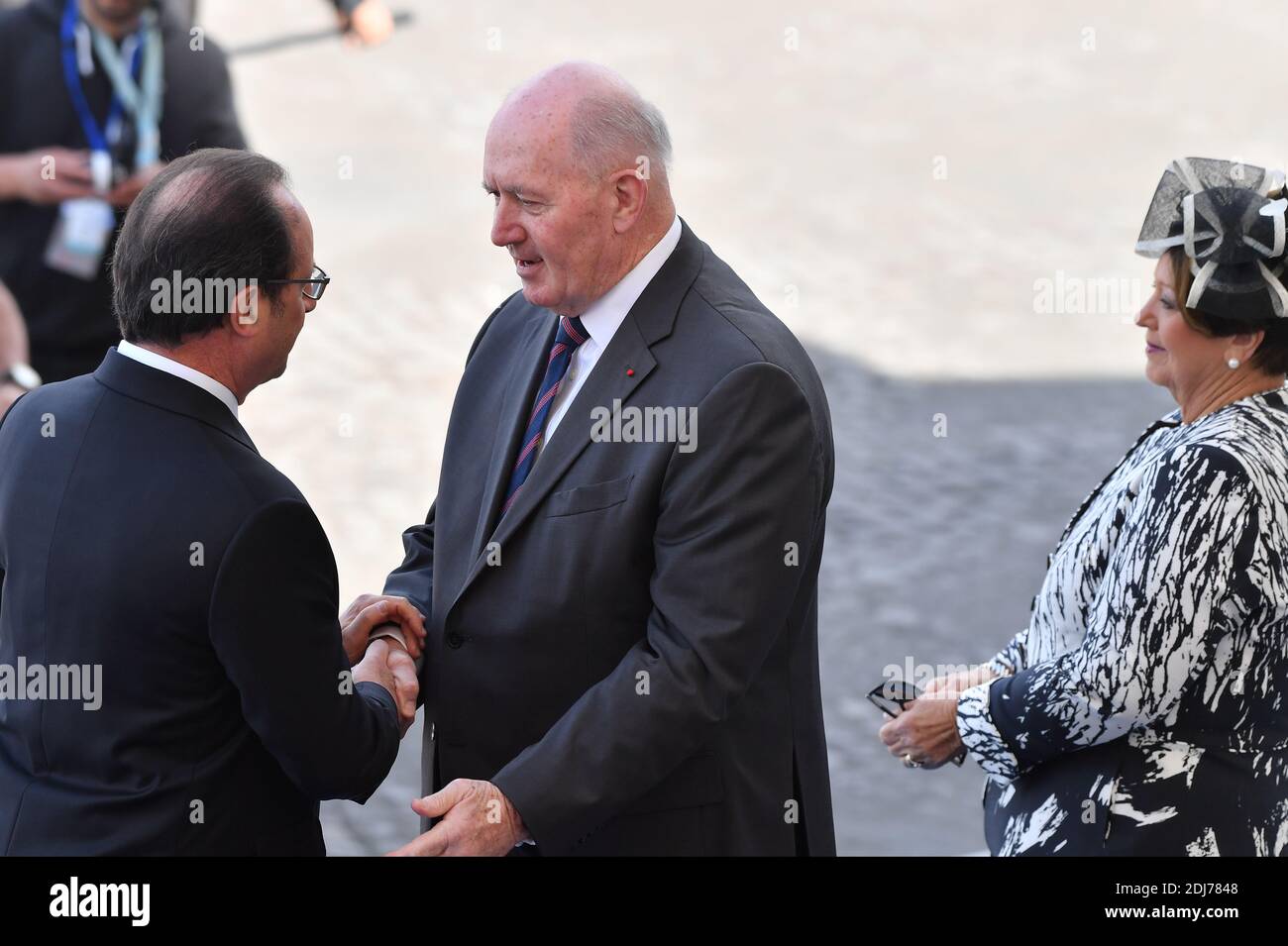 Il presidente francese Francois Hollande saluta il governatore generale dell'Australia Sir Peter Cosgrove durante la sfilata militare della Bastiglia del 2016 sugli Champs-Elysees a Parigi, Francia, il 14 luglio 2016. Foto di Christian Liegi/ABACAPRESS.COM Foto Stock
