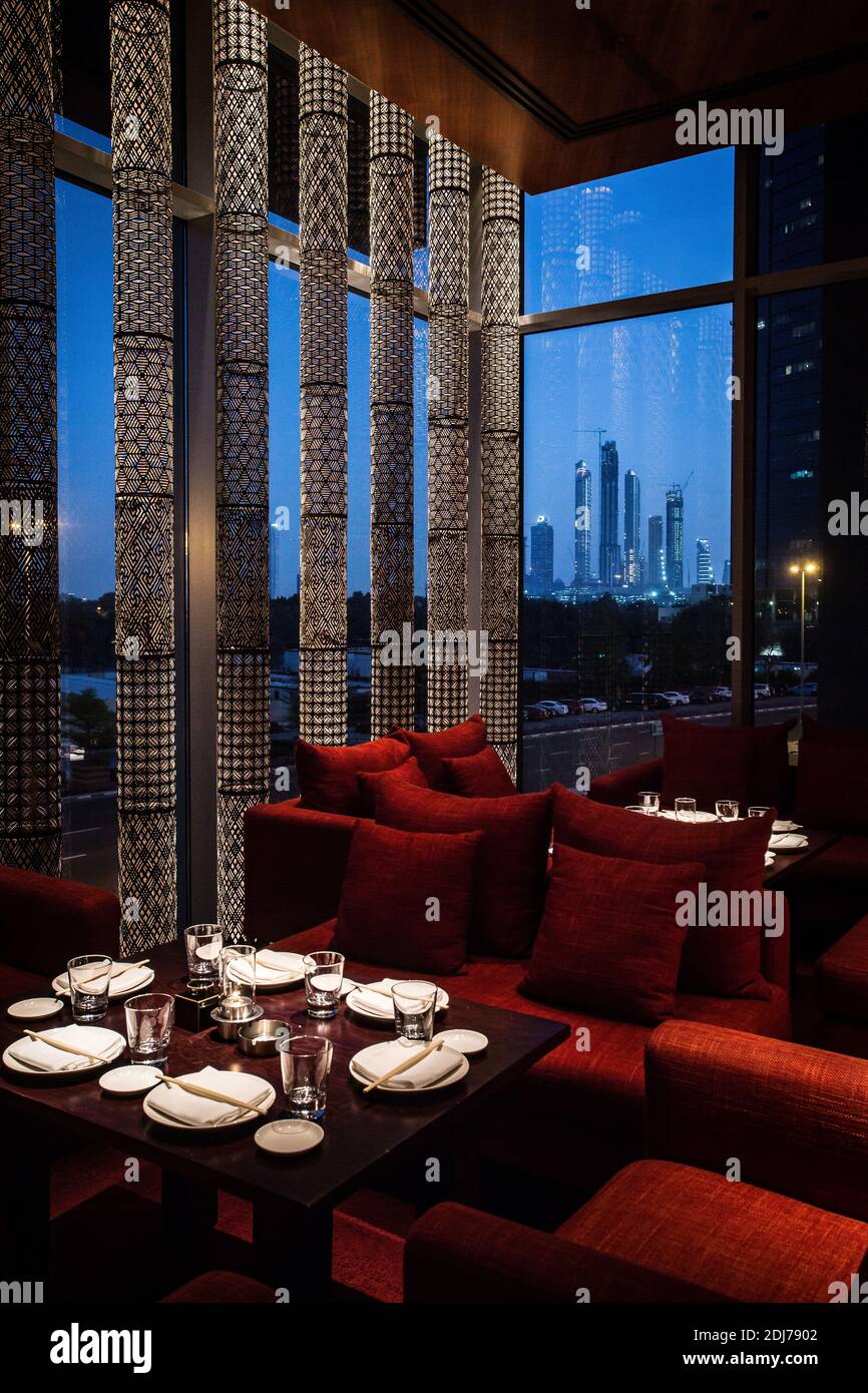 EMIRATI ARABI UNITI / Dubai /Giapponese Dining presso l'elegante ristorante Zuma con skyline di Dubai. Foto Stock