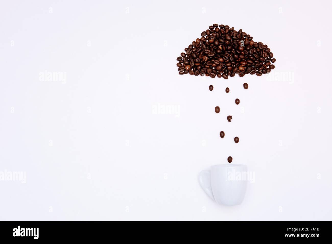 Nube fatta di chicchi di caffè freschi con gocce di pioggia nella tazza di caffè. Concetto di caffè minimo Foto Stock