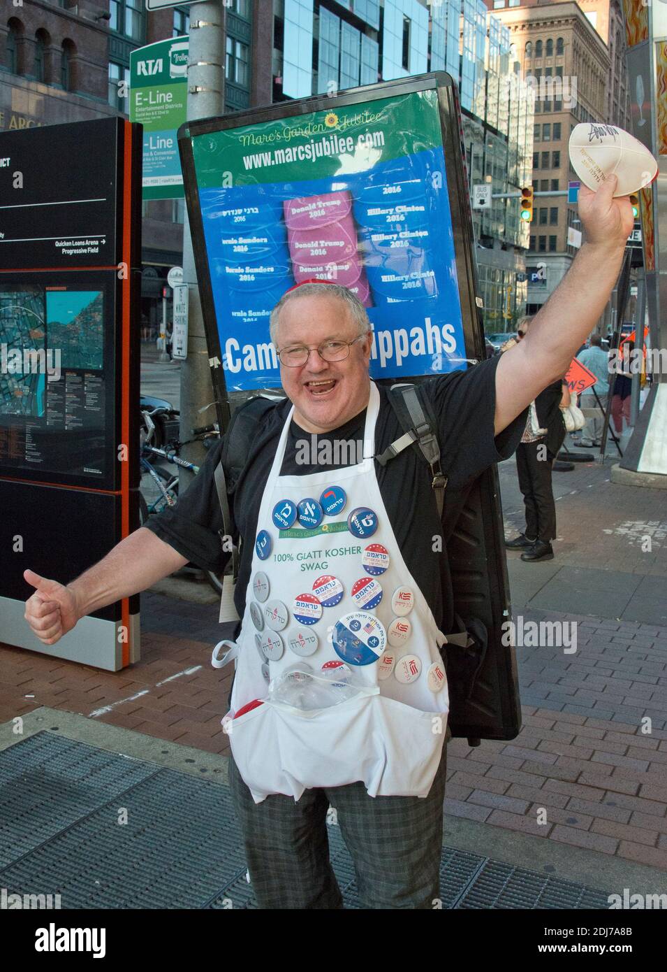 Marc Daniels di Springfield, Illinois, che vende la campagna ebraica Kippahs (yarmulkes), mostra la sua merce su Euclid Avenue vicino alla Quicken Loans Arena, sede della Convention Nazionale Repubblicana 2016 a Cleveland, Ohio, USA, sabato 16 luglio 2016. Foto di Ron Sachs/CNP/ABACAPRESS.COM Foto Stock