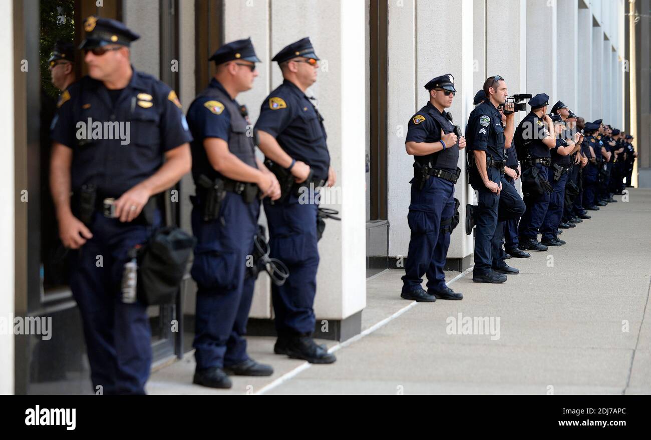 Gli ufficiali di polizia si fermano mentre le organizzazioni anti-Trump e i manifestanti della Black Lives Matter attraversano il centro città il primo giorno della Convenzione Repubblicana il 18 luglio 2016 a Cleveland, OH, USA. Foto di Olivier Douliery/ABACAPRESS.COM Foto Stock