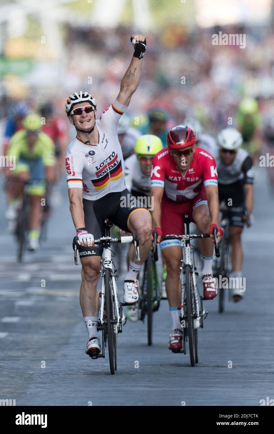 Andre Greipel - Team Lotto Soudal attraversa la fila davanti a Peter Sagan - Team Tinkoff per vincere la tappa 21 del Tour de France 2016 a Parigi, Francia Foto di Laurent Zabulon/ABACAPRESS.COM Foto Stock