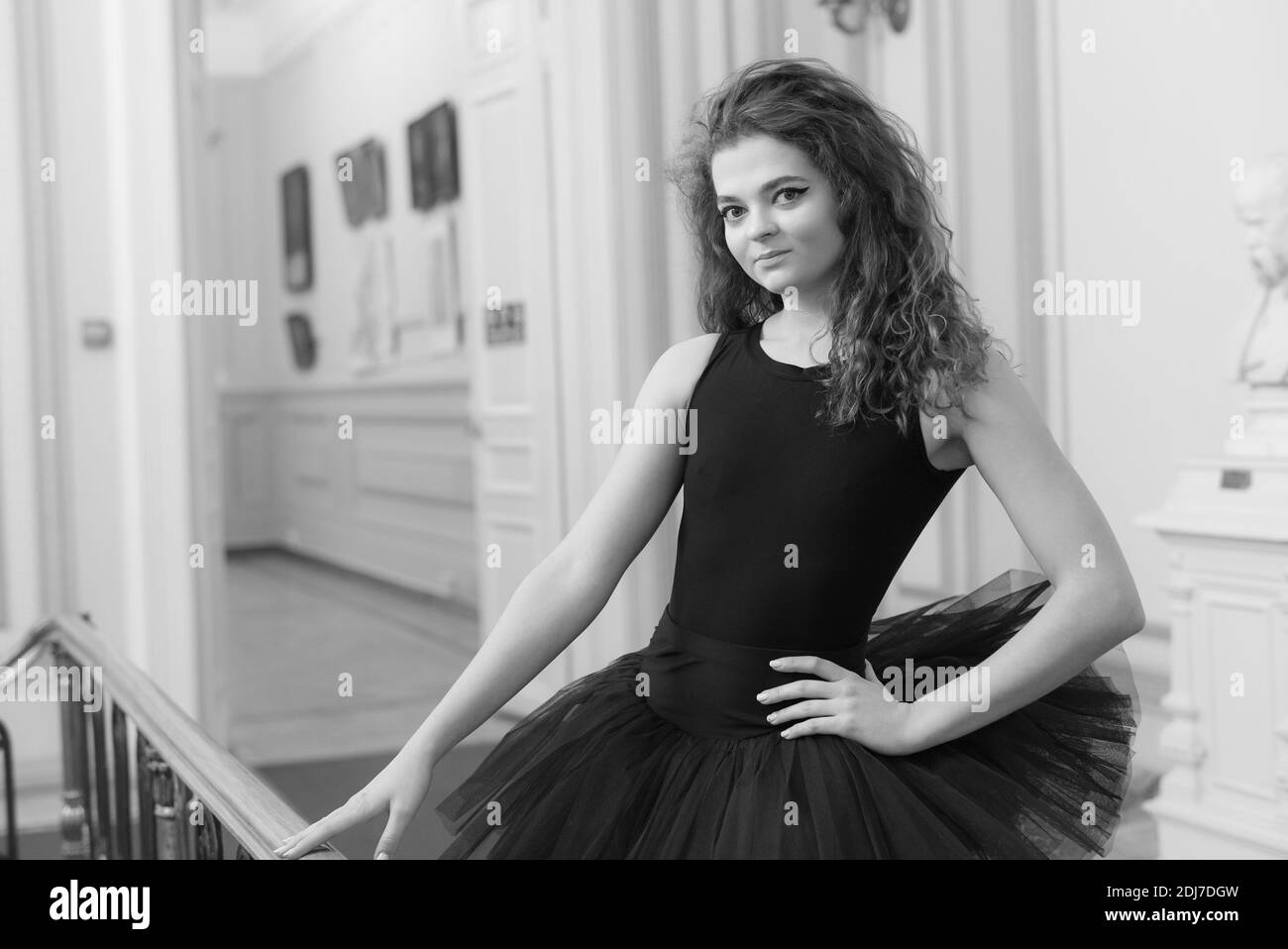 Foto in bianco e nero di ballerina ragazza flessibile e sottile. BW Foto Stock