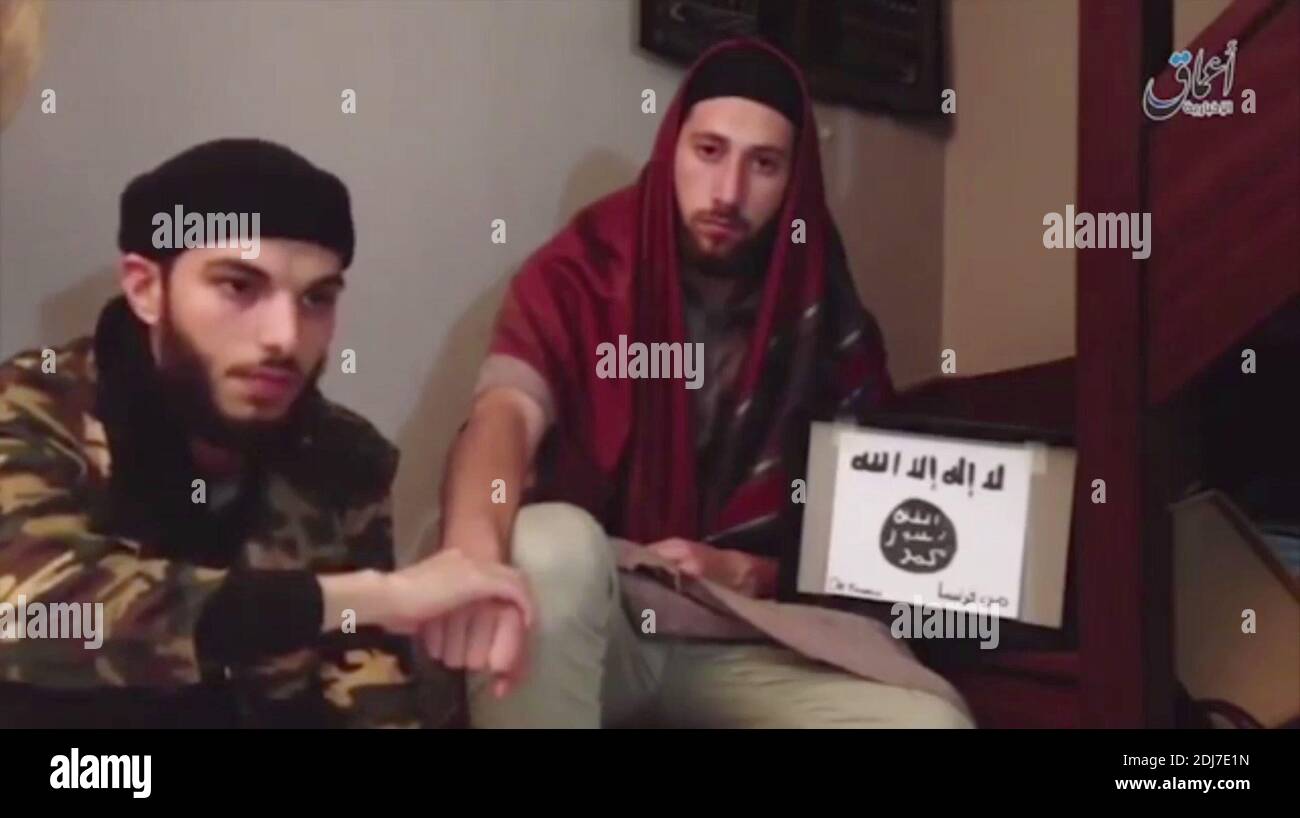 Screenshot da Undated e non verificato video rilasciato da Daesh mostra Adel Kermiche (a sinistra) e Abdel Malik P, entrambi attaccanti di chiesa a Saint-Etienne-du-Rouvray, Francia, il 26 luglio 2016, dove hanno ucciso il sacerdote Jacques Hamel di 86 anni. Foto di Balkis Press/ABACAPRESS.COM Foto Stock