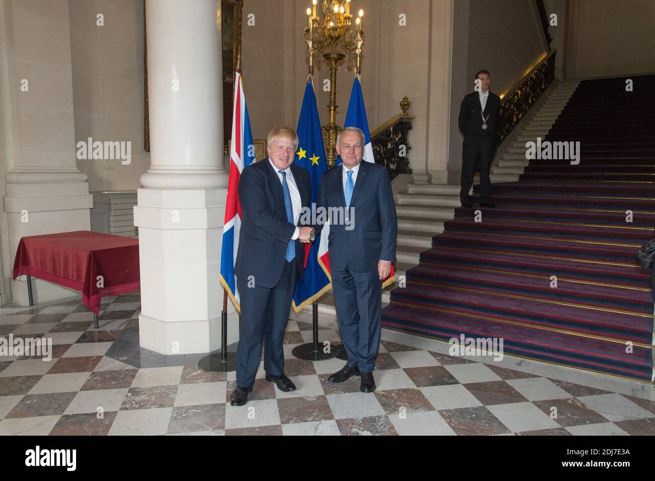 Il ministro francese degli Affari Esteri e dello sviluppo internazionale Jean-Marc Ayrault (R) stringe le mani con il suo omologo britannico, appena nominato Segretario di Stato per gli Affari Esteri e del Commonwealth Boris Johnson presso la sede del ministero Quai d'Orsay, a Parigi, Francia, il 28 luglio 2016. Foto di Pierre Villard/piscina/ABACAPRESS.COM Foto Stock