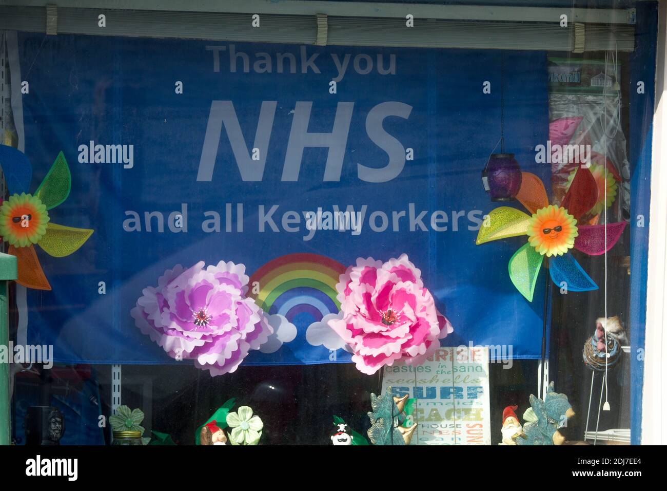 Un banner in una vetrina che ringrazia il NHS e i lavoratori chiave durante la pandemia del Covid 19. Foto Stock