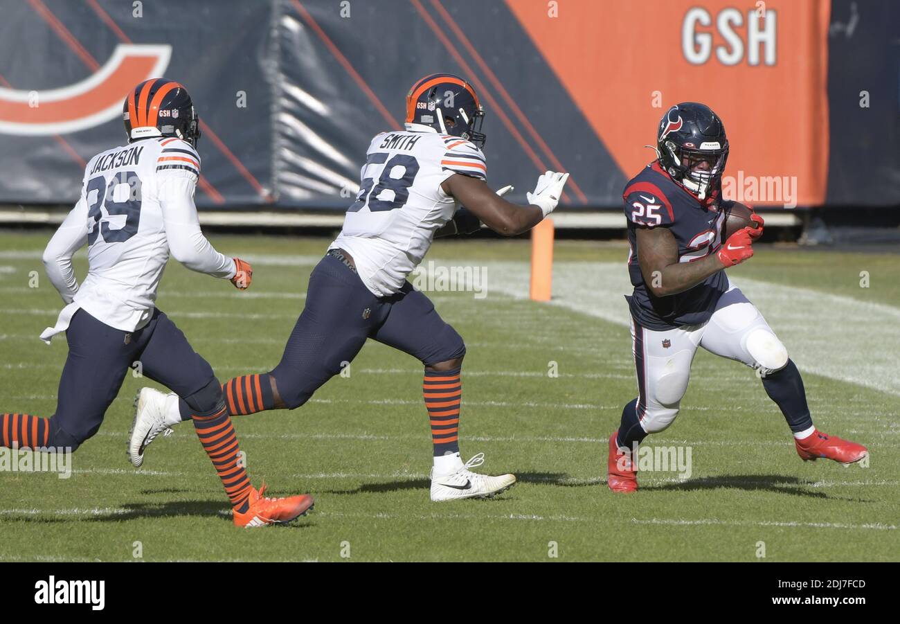 Chicago, Stati Uniti. 13 Dicembre 2020. Chicago Bears Inside linebacker Roquan Smith (58) si prepara a spingere gli Houston Texans a correre indietro Duke Johnson (25) fuori dai limiti durante il primo trimestre al Soldier Field di Chicago domenica 13 dicembre 2020. I Chicago Bears sconfissero gli Houston Texans 36-7. Photo by Mark Black/UPI Credit: UPI/Alamy Live News Foto Stock