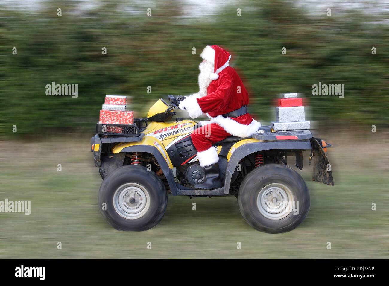 Padre Natale a cavallo di una moto quad (immagine scheda di Natale) Foto Stock