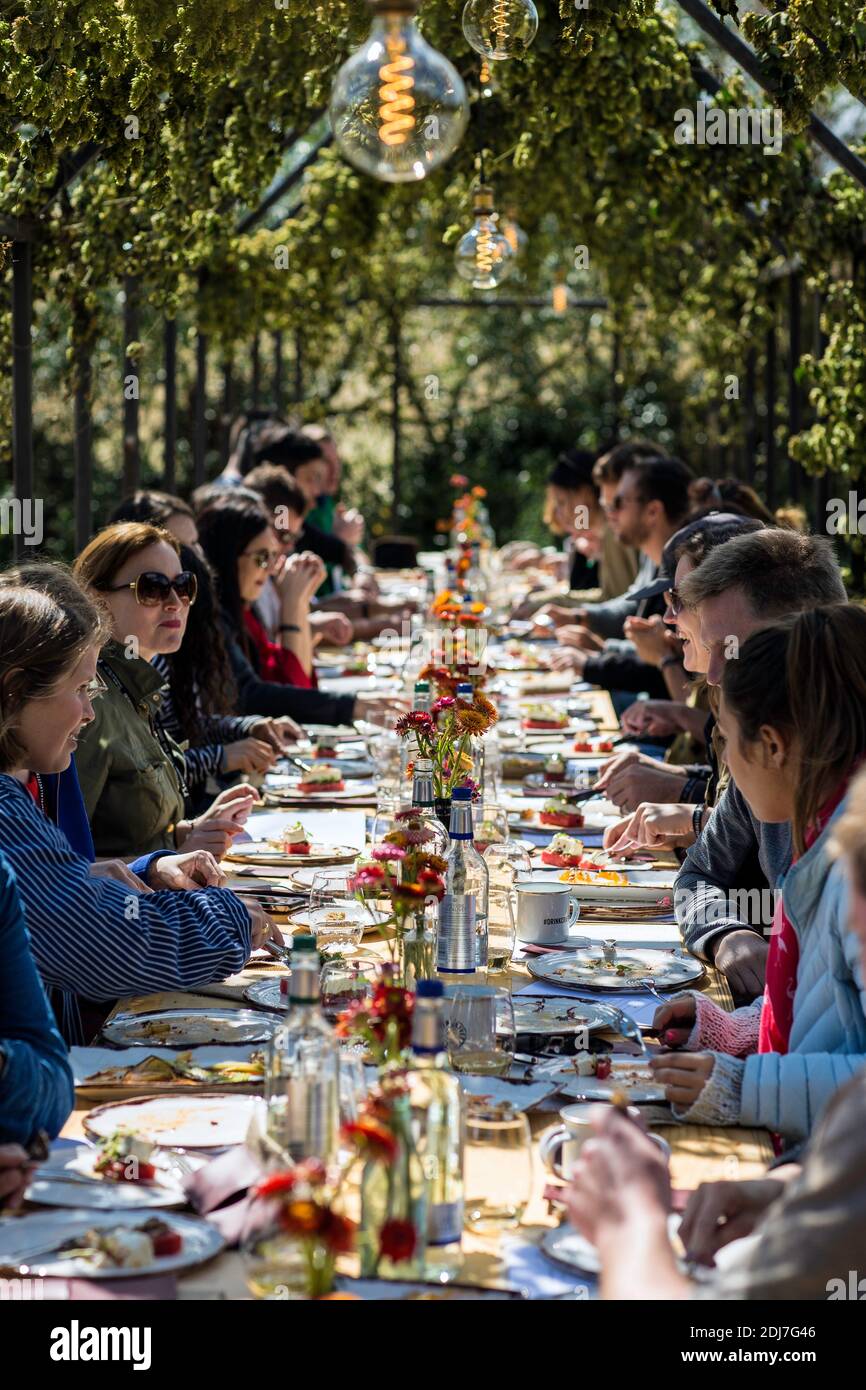 Gruppo di persone contente e mangiare all'aperto Foto Stock