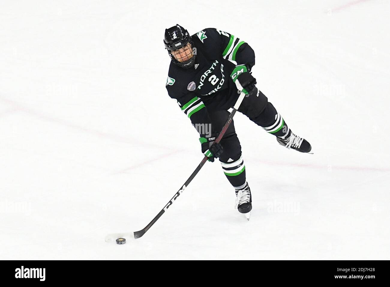 10 dicembre 2020 il difensore Gabe Bast (2) del North Dakota Fighting Hawks passa il puck durante una partita di hockey maschile della NCAA D1 tra l'Università del North Dakota Fighting Hawks e l'Università del Minnesota-Duluth Bulldogs all'arena Baxter di Omaha, Nebraska, sede della NCHC ''Pod'', dove le prime 38 partite della National Collegiate Hockey Conference vengono giocate in condizioni sicure per proteggersi dal Covid-19. Il gioco si è concluso in un 2-2 dopo gli straordinari. Duluth ha vinto un 3 uomo sparato fuori 1-0 per guadagnare il punto di conferenza supplementare. Foto di Russell Hons/CSM Foto Stock