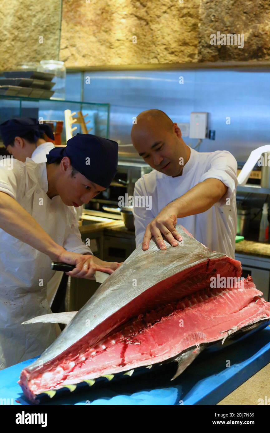 Zuma Restaurant Hong Kong.Bluefin tonni taglio spettacolo dal capo Sushi Chef Foto Stock