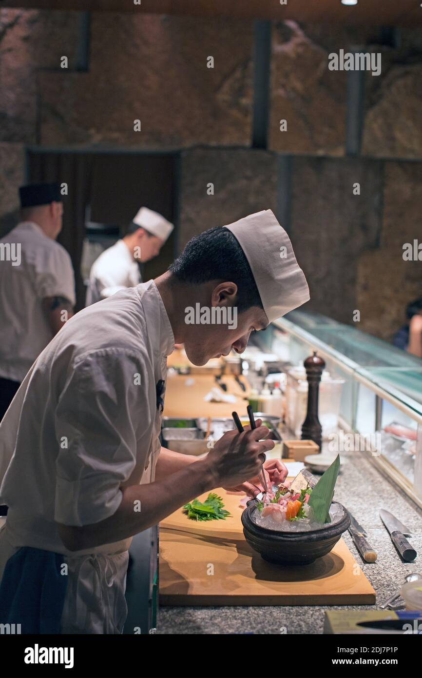 Cena Giapponese al ristorante Zuma, New York, con sushi che prepara piatti Foto Stock