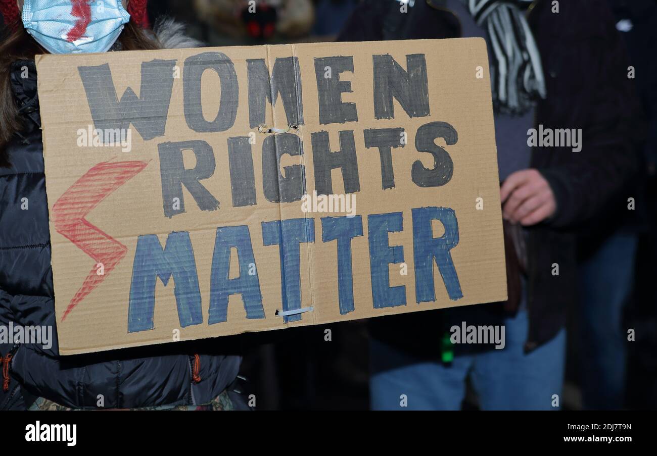 Cracovia, Polonia - Dicembre 13 2020: Banner con slogan DIRITTI DELLE DONNE MATERIA e simbolo dello sciopero delle donne detenuti dai manifestanti durante la manifestazione a Cracovia Foto Stock