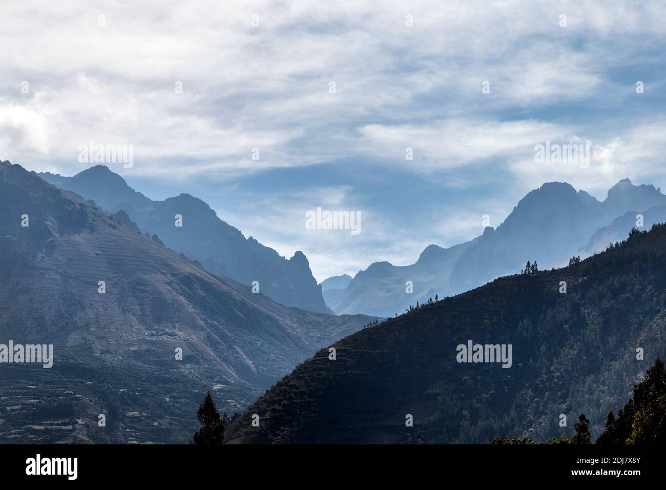 Splendidi paesaggi di montagna delle Ande sulla strada da Cusco ad Ausangate e Rainbow Mountain, Perù Foto Stock