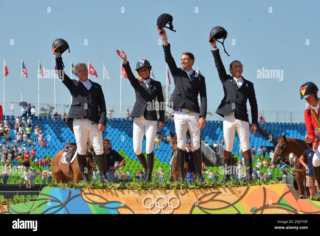 Medaglia d'oro Roger Yves Bost di Francia in sella a Sydney une Prince, Penelope Leprevost di Francia in sella a Flora de Mariposa, Kevin Staut di Francia che cavalcano Reveur de Hurtebise e Phillip Rozier di Francia che cavalcano Rahotep De Toscane festeggiano durante la cerimonia di medaglia dopo il concorso Jumping Team il giorno 12 dei Giochi Olimpici di Rio 2016 al Centro Equestre Olimpico il 17 agosto 2016 a Rio de Janeiro, Brasile. Foto di Lionel Hahn/ABACAPRESS.COM Foto Stock