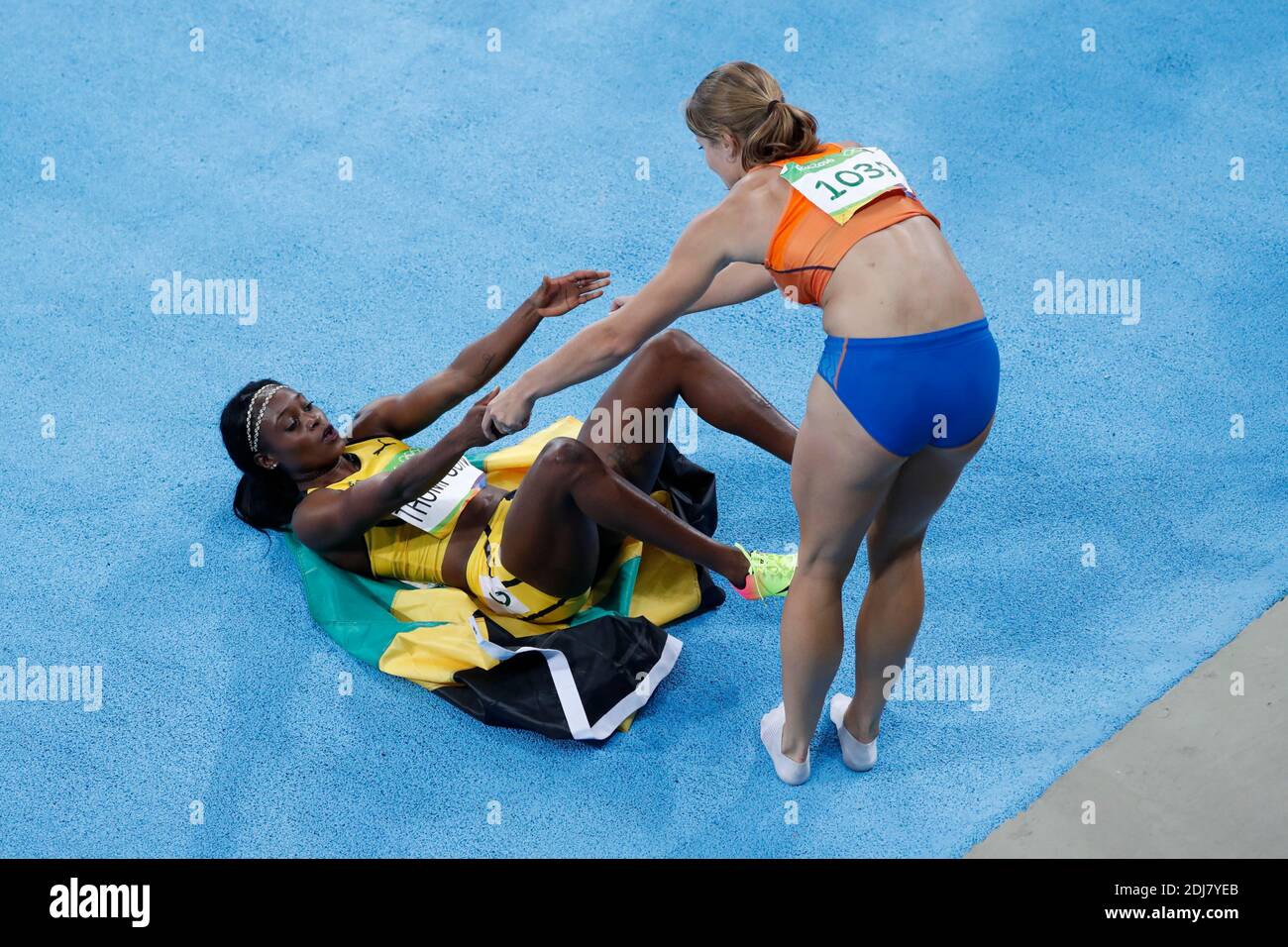 Elaine Thompson della Giamaica ha vinto la medaglia d'oro nell'evento finale femminile di 200m con Dafne Schippers dei Paesi Bassi che ha vinto la medaglia d'argento nello Stadio Olimpico di Rio, Brasile, il 17 agosto 2016. Foto di Henri Szwarc/ABACAPRESS.COM Foto Stock