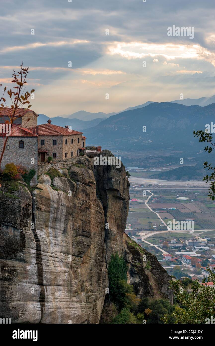 Il Monastero di Agios Stephanos, patrimonio dell'umanità dell'unesco, si trova su una formazione rocciosa unica sopra il villaggio di Kalambaka. Foto Stock