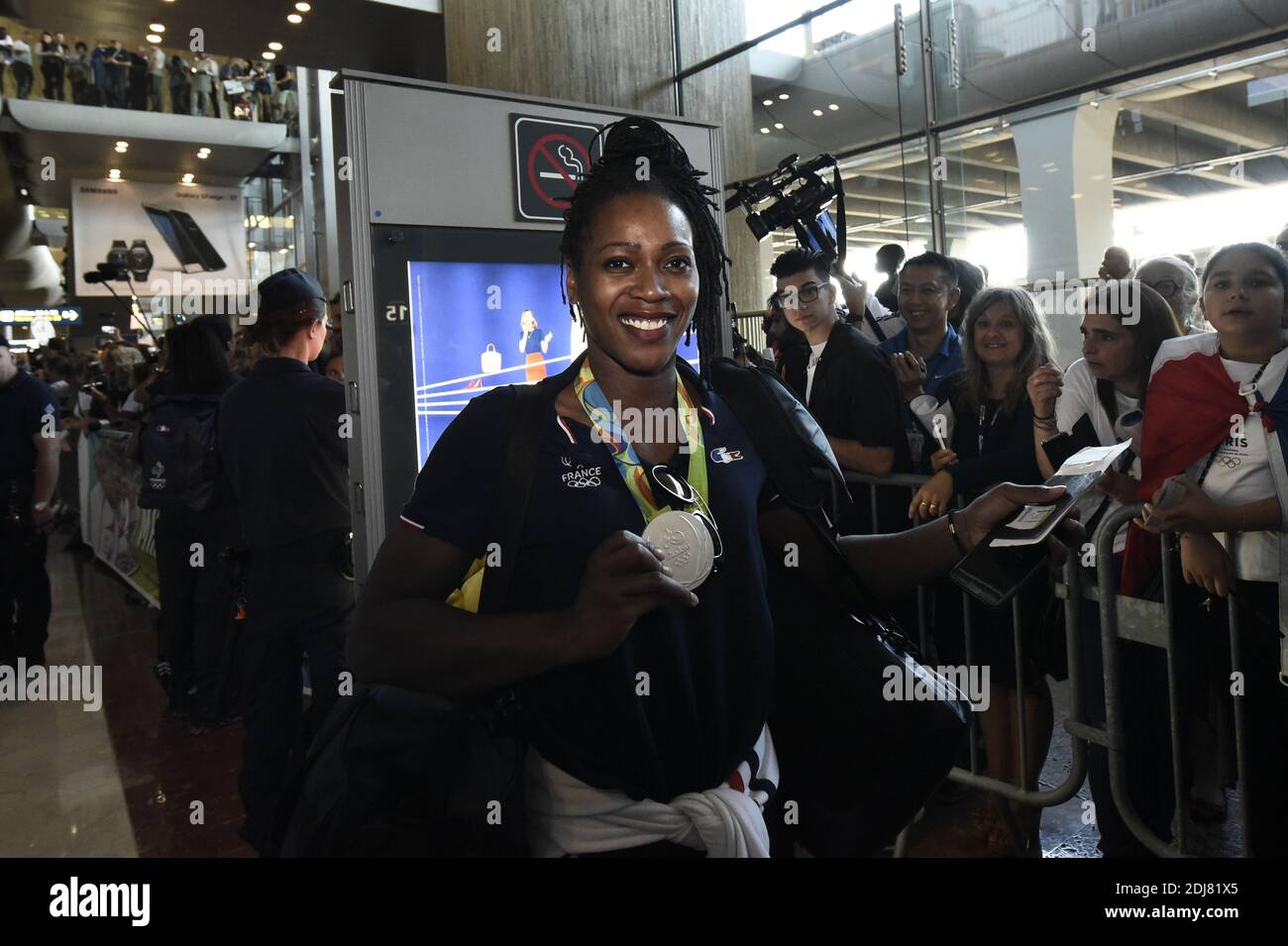 La medaglia d'argento francese Gnonsiane Niombla mostra la sua medaglia mentre arriva in Francia con la squadra olimpica dopo i giochi olimpici di Rio del 2016, a Roissy-en-France vicino a Parigi il 23 agosto 2016. La squadra olimpica francese torna in Francia con un totale di 42 medaglie, un record post seconda guerra mondiale dopo i 41 podi di Pechino. Nel dettaglio, gli atleti francesi hanno vinto 10 medaglie d'oro, 18 d'argento e 14 di bronzo. Foto di Eliot Blondt/ABACAPRESS.COM Foto Stock