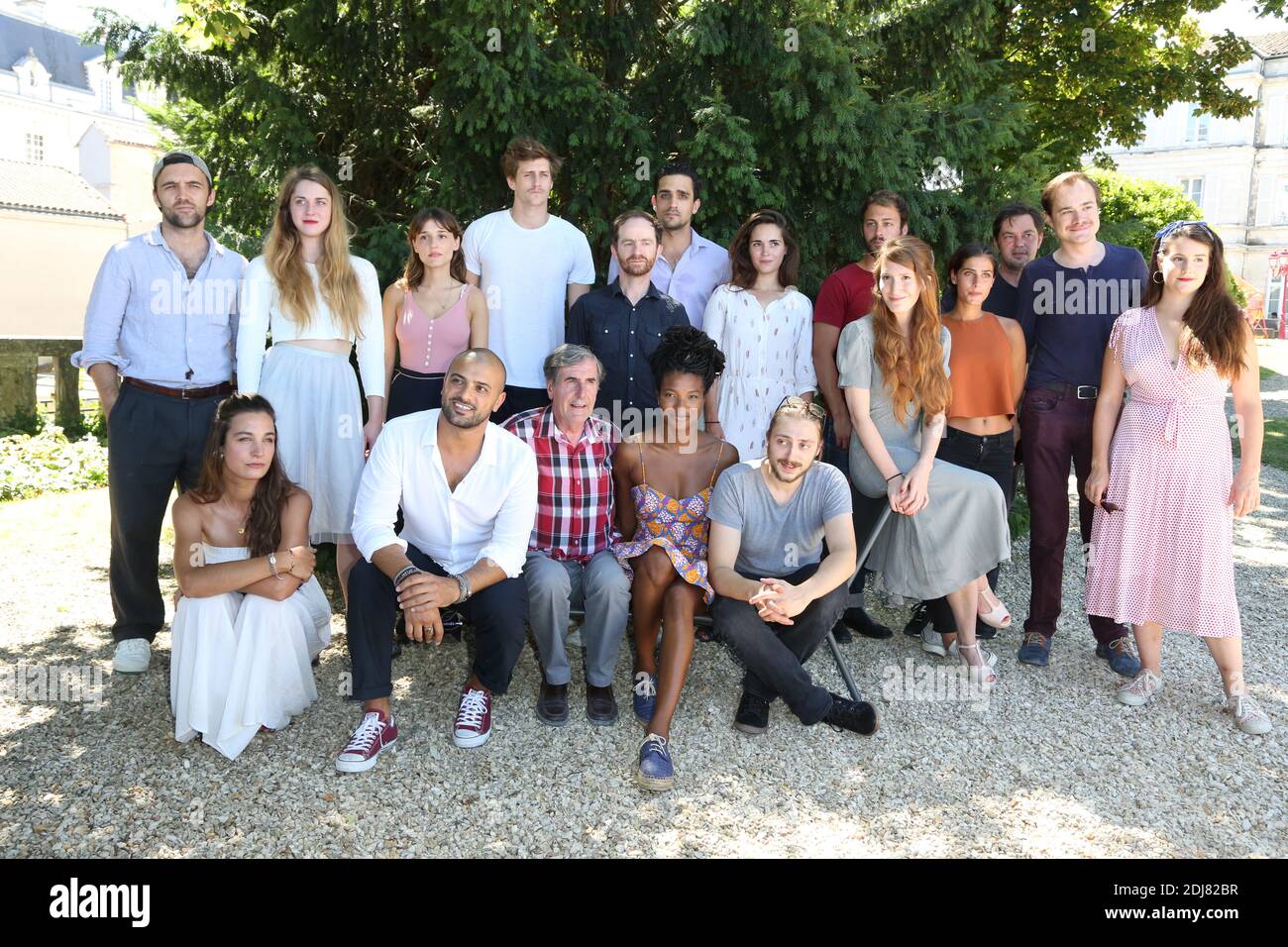 Armelle Abibou, Pierre Giafferi, Marie Petiot, Bastien Ughetto, Nicolas Avinee, Lola Bessis, Joyce Bibring, Mathieu Metral, Arthur Choisnet, Quentin Faure, Garance Rivoal, Sarah Jane Sauvegrain, Ariane Blaise, Maxime Dambrin, Jean-Benauste Maunier, Michel Zarouste, Michel Stuffouste, Marie Milena e, Tony Mathias Malzieu e Bernard Menez si pongono per la fotocellula DEI talenti ADAMI durante il 9° Festival del Cinema di Angouleme, in Francia, il 24 agosto 2016. Foto di Jerome Domine/ABACAPRESS.COM Foto Stock