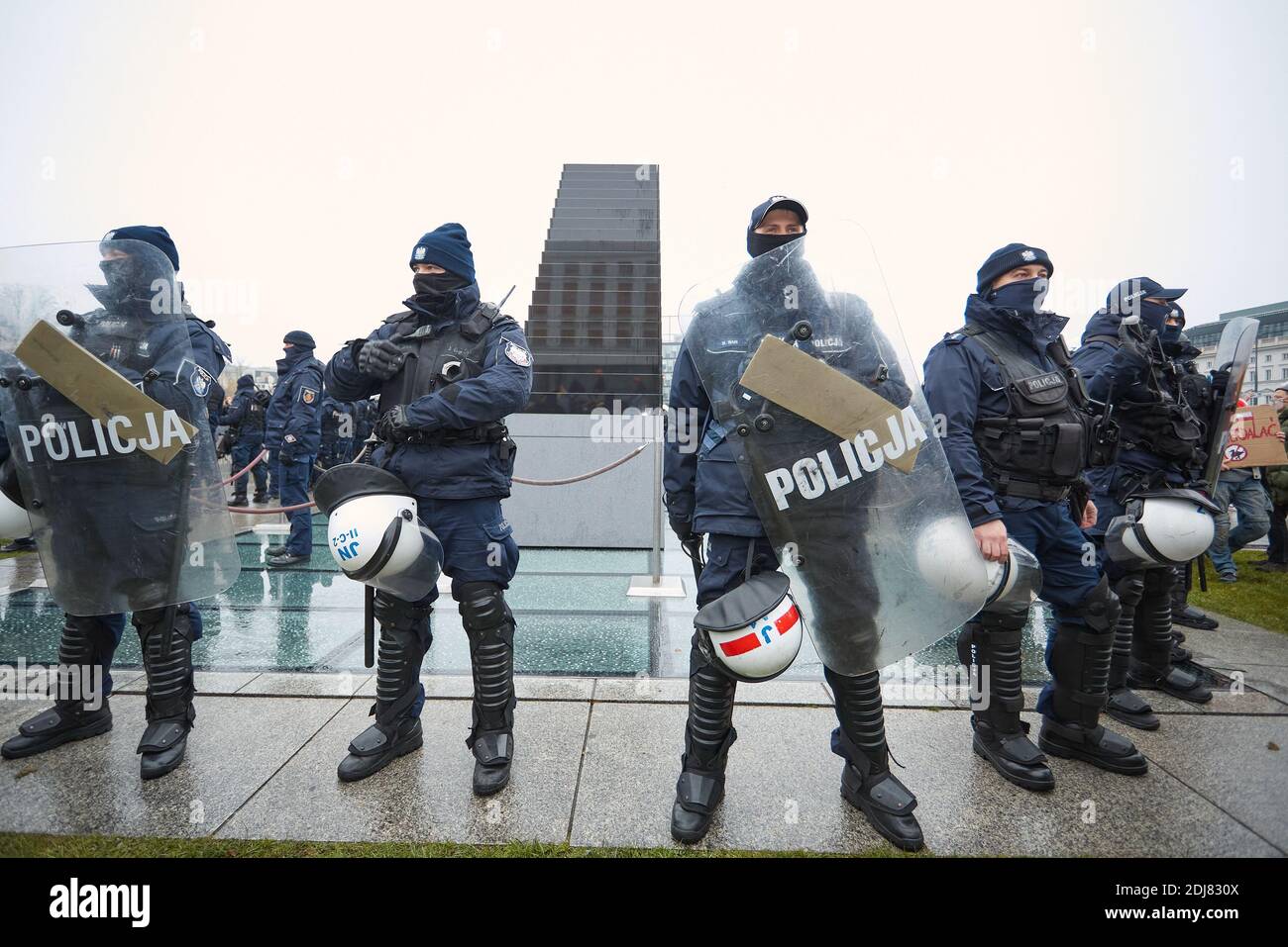 Varsavia, Mazoviano, Polonia. 13 Dicembre 2020. La polizia sta in guardia durante lo Sciopero Nazionale delle Donne in Polonia. Immagine di credito: © Hubert Mathis/FILO ZUMA) Foto Stock