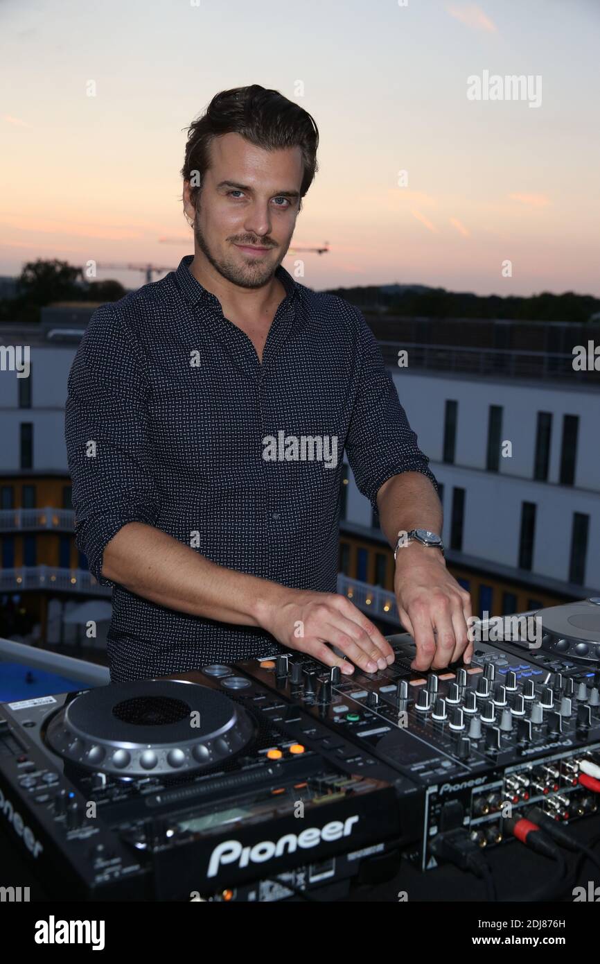 DJ Feder lors du cocktail organizza a l'occasione du devoilement de la  bande originale du Championnat du monde masculin de handball 2017 par DJ  Feder a la piscine Molitor a Paris, France