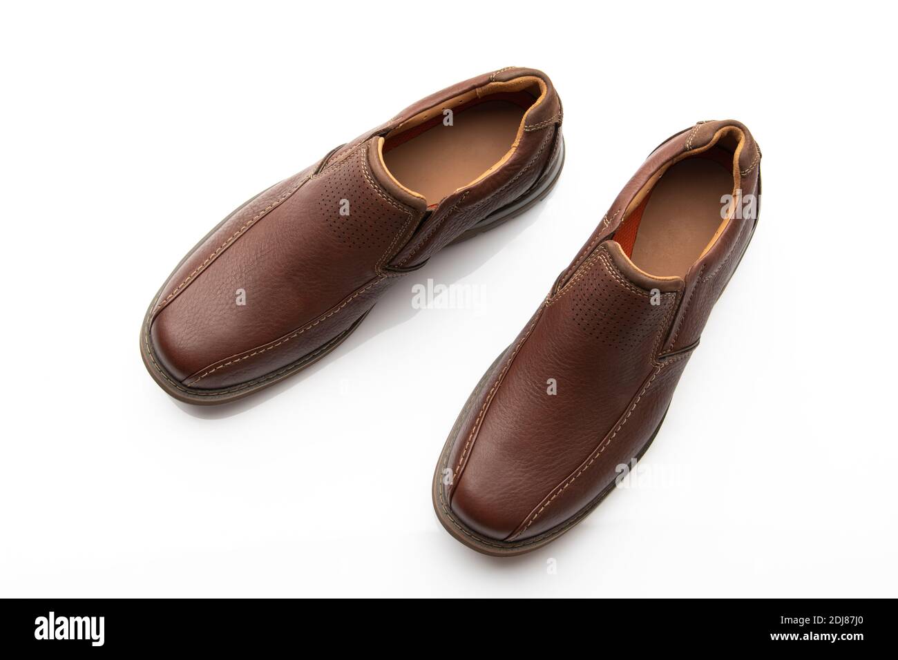 Paio di scarpe Slip-on marrone scuro isolate su bianco Sfondo Foto Stock