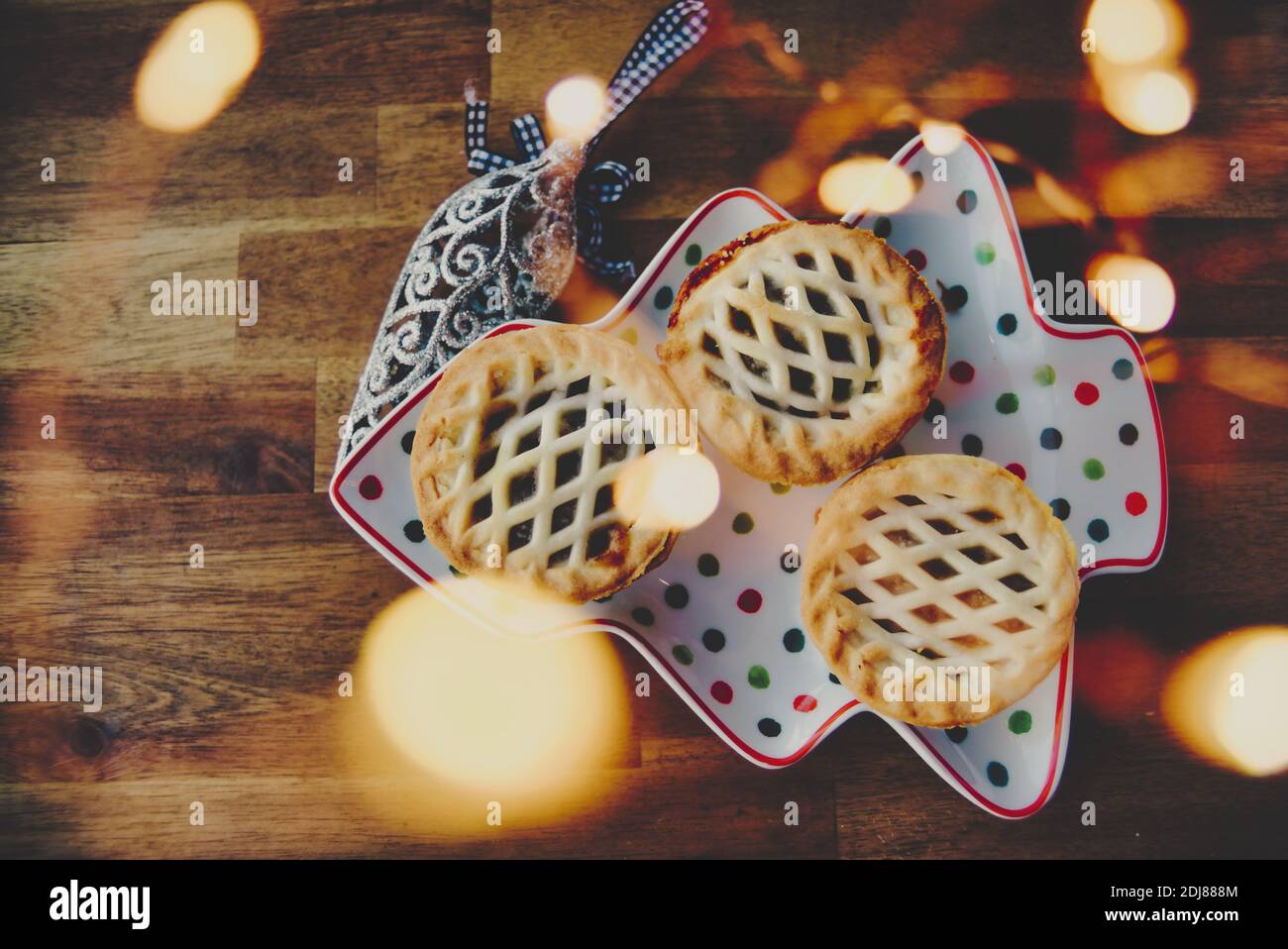 Piatto di Natale di torte di frutta mince con decorazione festosa Foto Stock