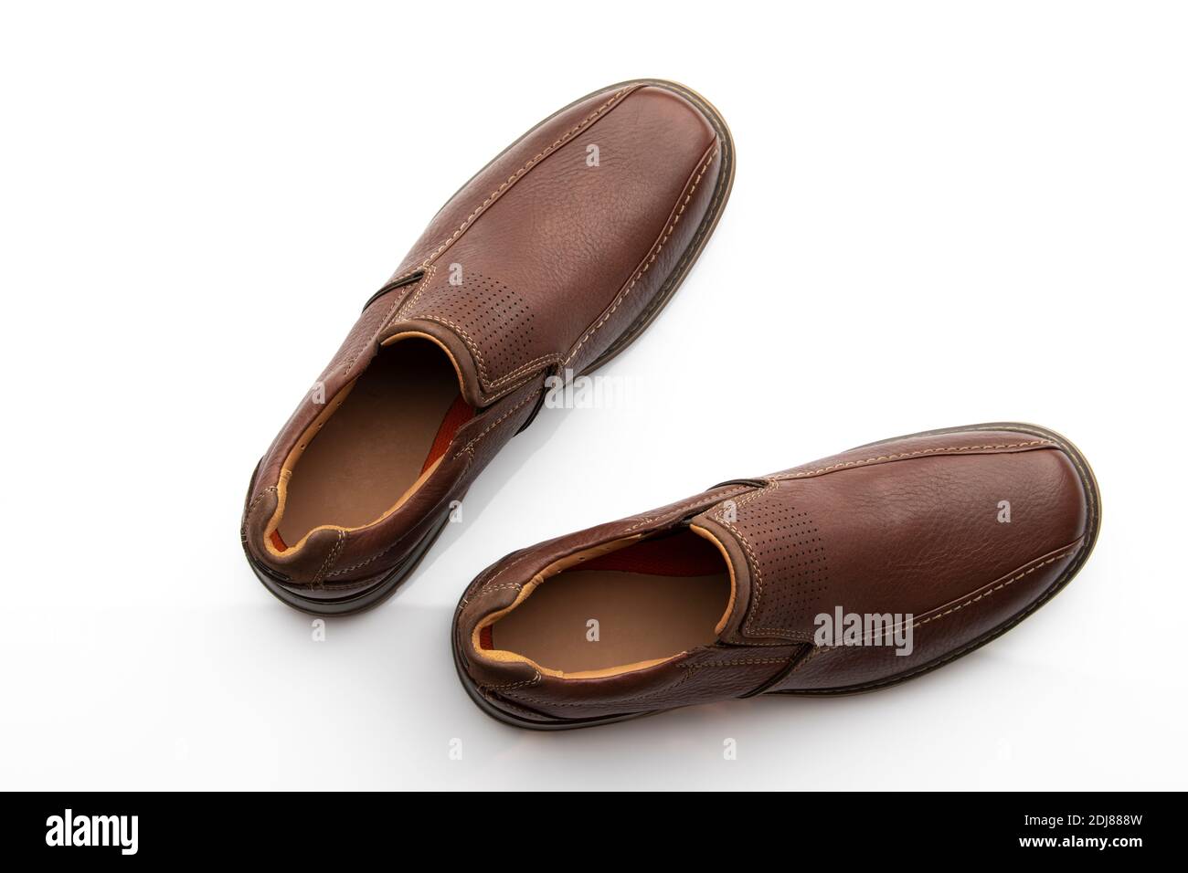 Paio di scarpe Slip-on marrone scuro isolate su bianco Sfondo Foto Stock