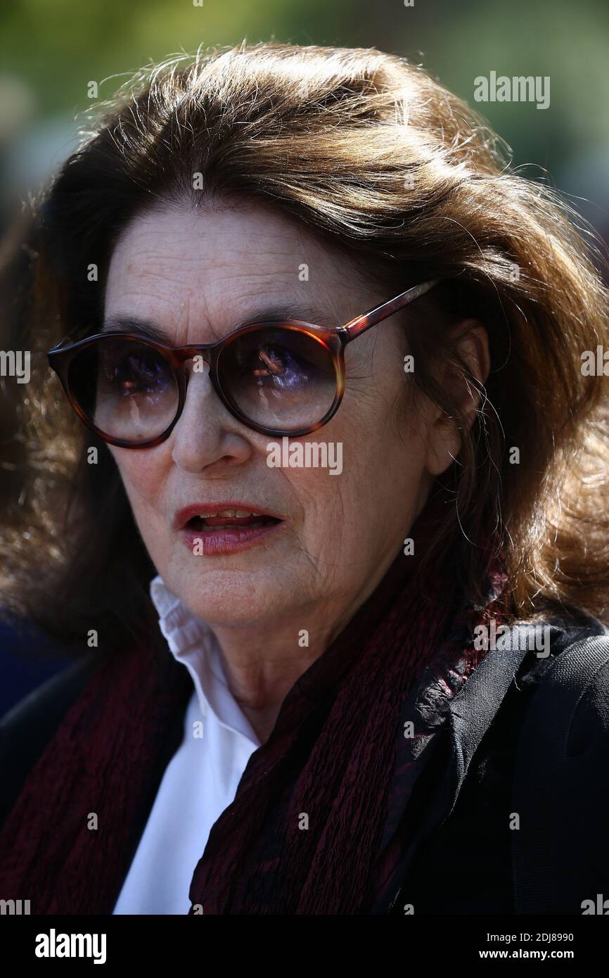 Anouk Aimee al cimitero di Montparnasse a Parigi, Francia, il 1° settembre 2016, ha partecipato alla cerimonia funeraria della designer francese Sonia Rykiel. Il pioniere dell'abbigliamento femminile parigino di 86 anni, a partire dalla fine degli anni '60, è morto a causa di una malattia correlata al morbo di Parkinson. Foto di ABACAPRESS.COM Foto Stock