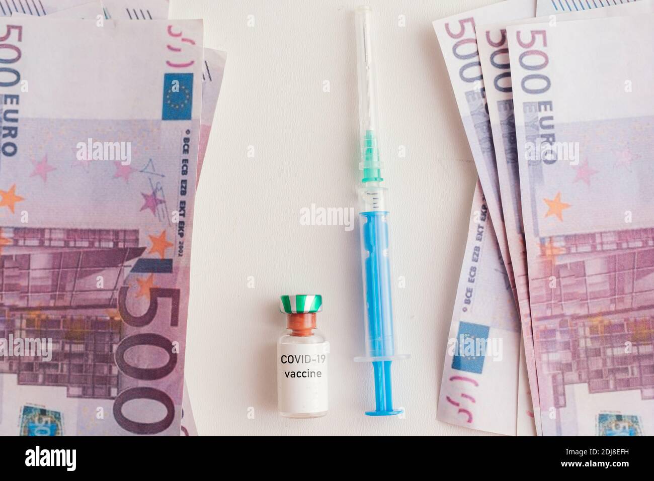 vaccino covid-19 con denaro in euro su sfondo bianco Foto Stock