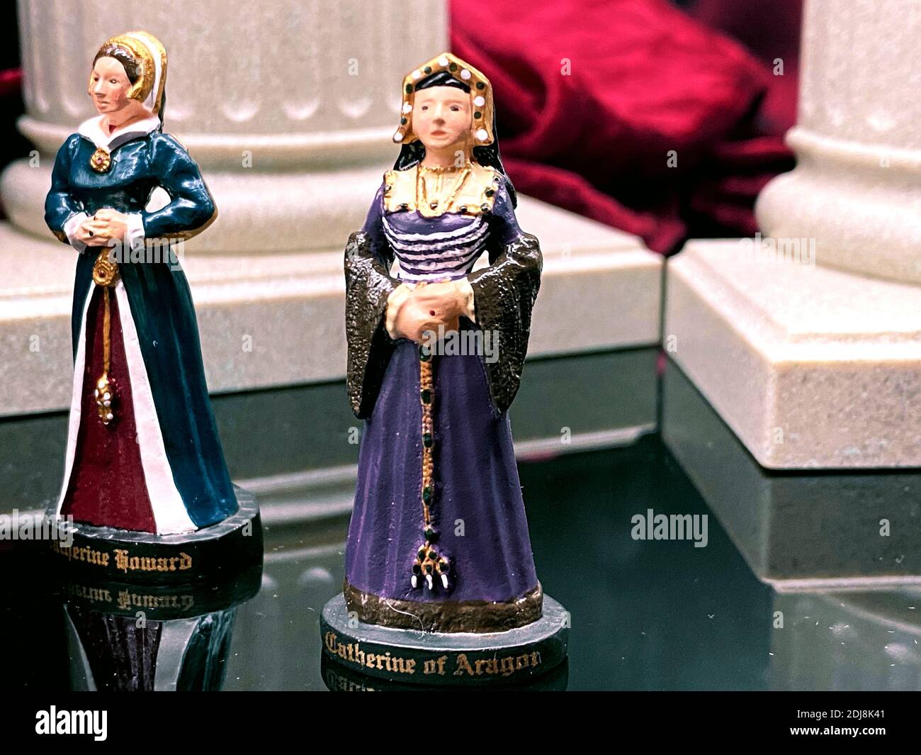 Figurine d'epoca della regalità inglese su sfondo a colonna Foto Stock