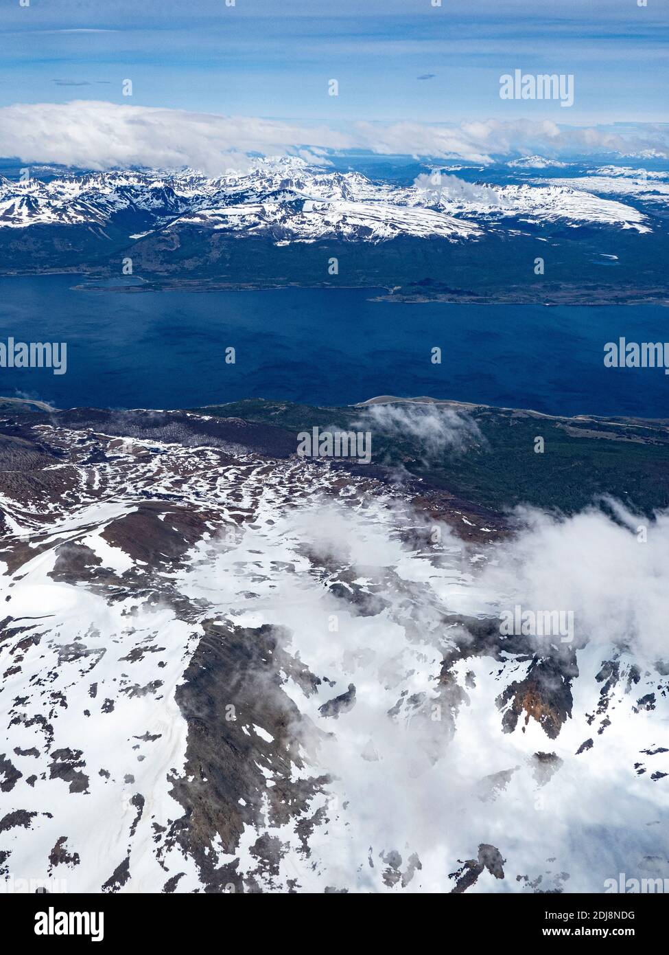 Una vista aerea delle Ande innevate che circondano il canale di Beagle, Argentina. Foto Stock