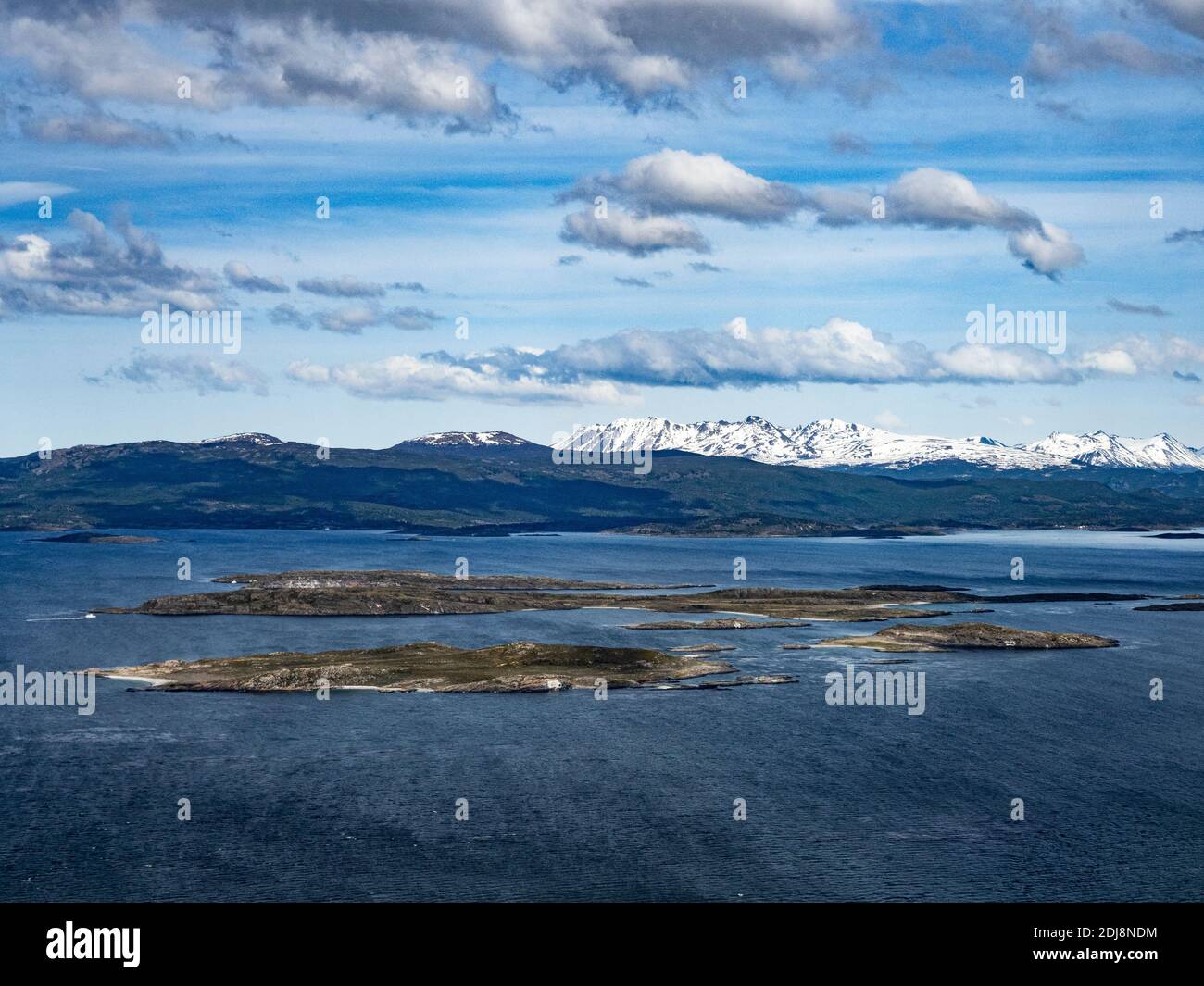 Una vista aerea delle Ande innevate che circondano il canale di Beagle, Argentina. Foto Stock