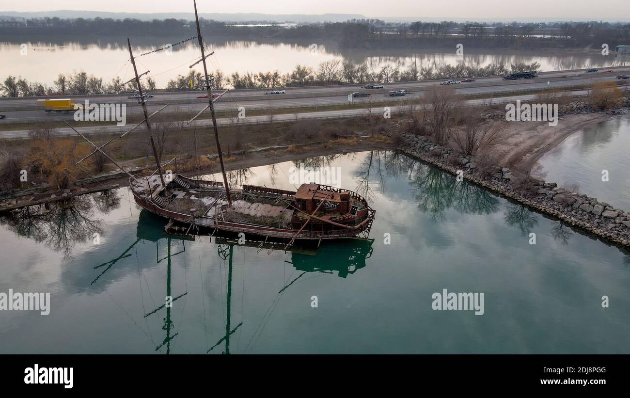 11 Dicembre 2020. Lincoln Ontario Canada, la Grande Hermine @Jordan Harbour lungo il lato dell'autostrada QEW a Sunset. Luke Durda/Alamy Foto Stock