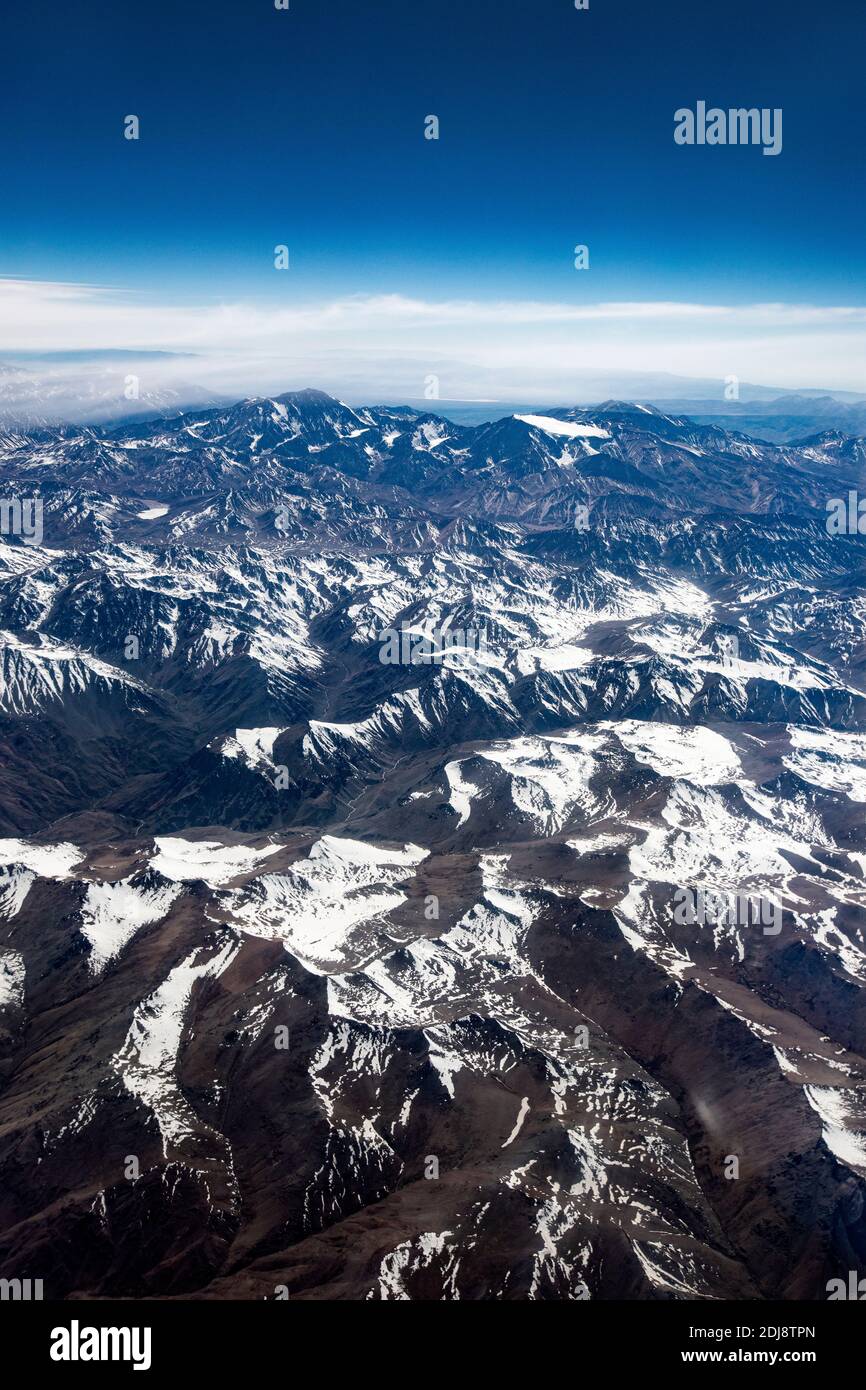 Vista aerea della catena montuosa innevata delle Ande, Cile. Foto Stock